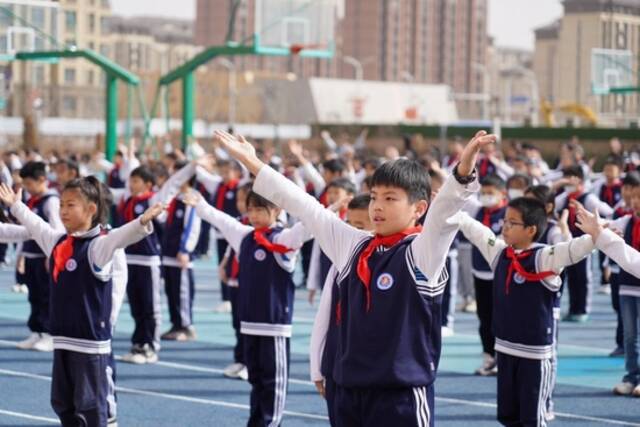 雄安新区容西片区云溪小学的学生在操场上做操（2023年3月23日摄）。新华社记者牟宇摄