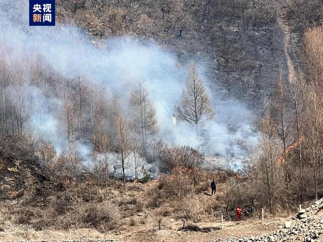 辽宁省本溪市发生山火 现场正在扑救