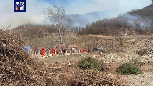 辽宁省本溪市发生山火 现场正在扑救