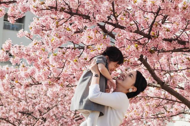 2022年3月9日，人们在日本东京旧中川沿岸的樱花树下。新华社记者张笑宇摄