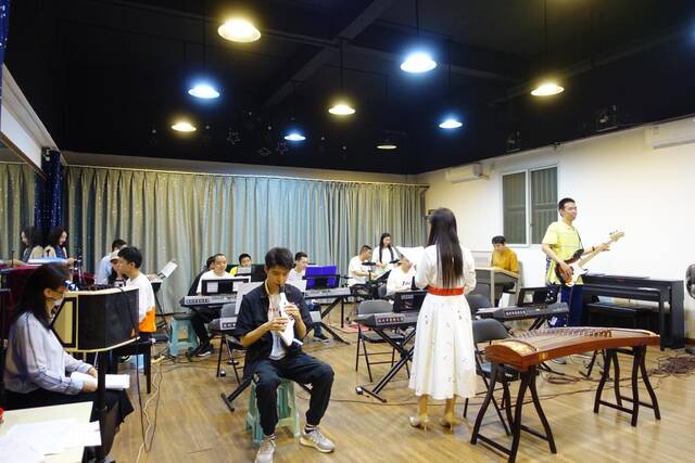 爱特乐团在南山阳光文体中心内的教室进行合奏。新华社记者苟洪景摄