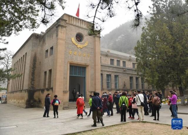 人们在陕西延安杨家岭革命旧址参观（2021年3月28日摄）。新华社记者张博文摄