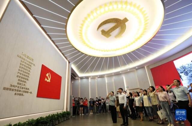 党员在上海中共一大纪念馆里重温入党誓词（2021年6月3日摄）。新华社记者刘颖摄