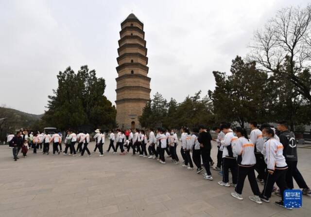 参观者在陕西延安宝塔山参观（2021年3月30日摄）。新华社记者张博文摄