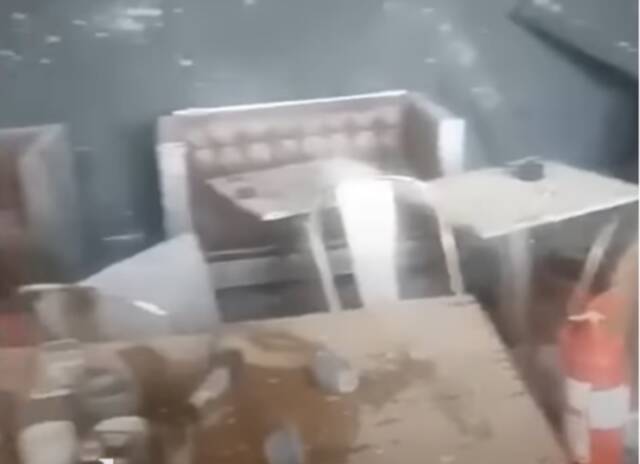 爆炸后咖啡馆内一片混乱（《电讯报》视频截图）