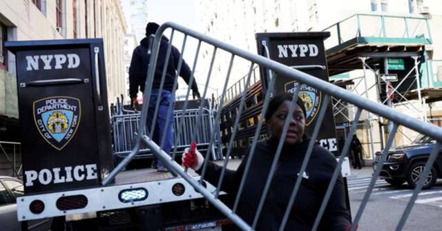 纽约警察在纽约高等法院外设置路障
