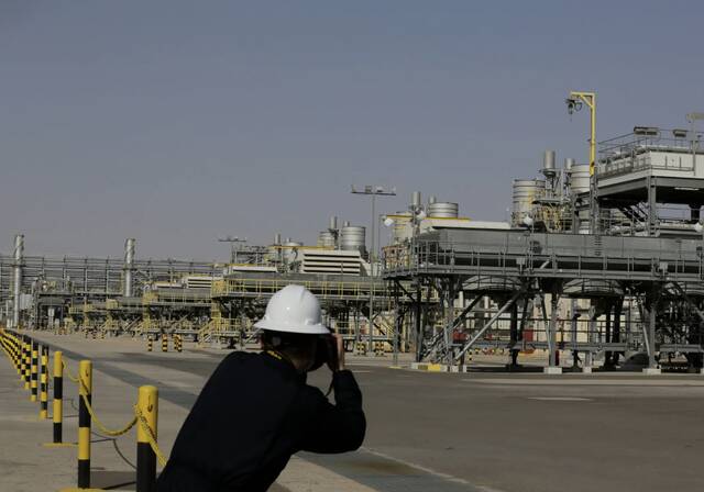 ↑位于沙特的一处石油生产厂