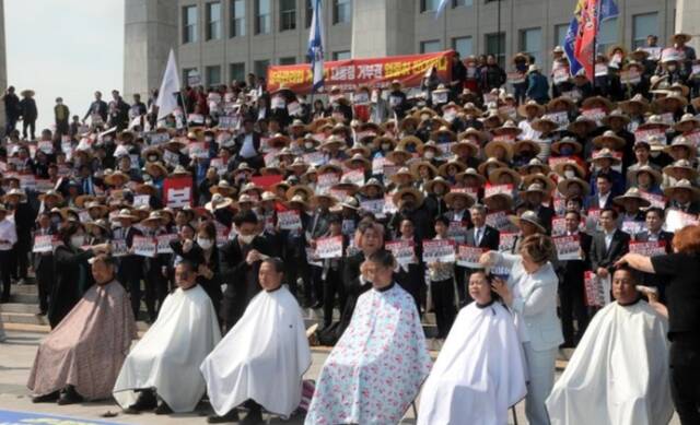 韩媒：尹锡悦拟否决《粮食管理法》修正案，韩议员和农民削发抗议