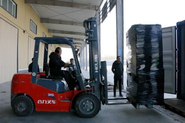阿拉山口综合保税区工作人员从集装箱中卸下货品。受访者供图