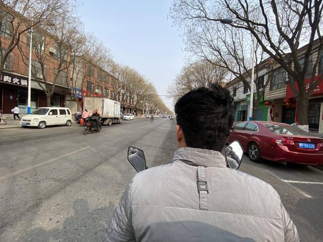 河北邯郸，武俊伟正骑车去上班的饭馆。本文图片均为澎湃新闻记者陈灿杰摄