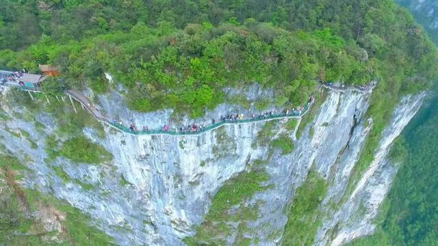 天门山景区山顶西线玻璃栈道。图源：“张家界天门山景区”微信公众平台