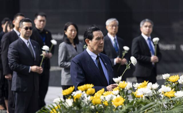 3月29日，中国国民党前主席马英九一行参观了侵华日军南京大屠杀遇难同胞纪念馆，深切悼念遇难同胞。新华社记者才扬摄
