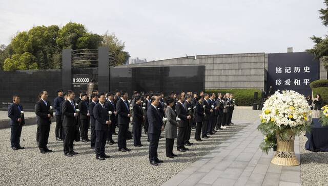 3月29日，中国国民党前主席马英九一行参观了侵华日军南京大屠杀遇难同胞纪念馆，深切悼念遇难同胞。新华社记者才扬摄