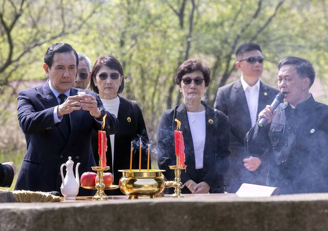 4月1日，在湖南省湘潭县茶恩寺镇双阳村马家祖墓，马英九先生在献酒。新华社记者才扬摄