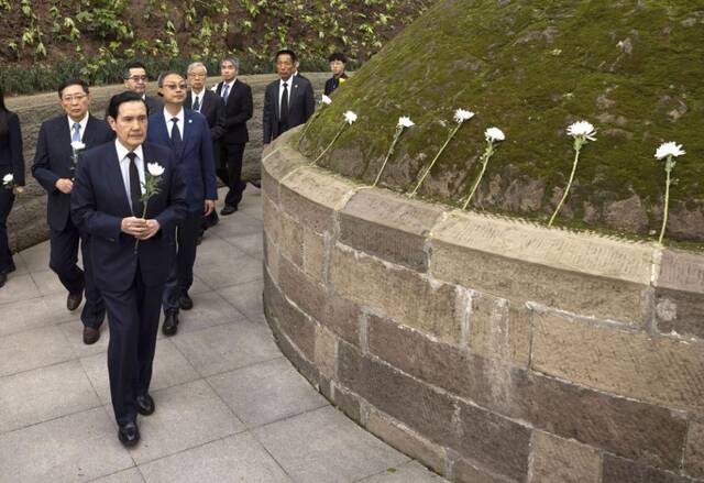 4月4日，在重庆市北碚区的张自忠烈士陵园的张自忠将军墓，马英九一行绕墓一周并敬献鲜花。新华社记者才扬摄