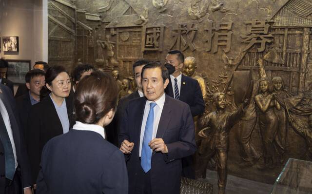 4月4日，马英九一行参观重庆抗战遗址博物馆。新华社记者才扬摄