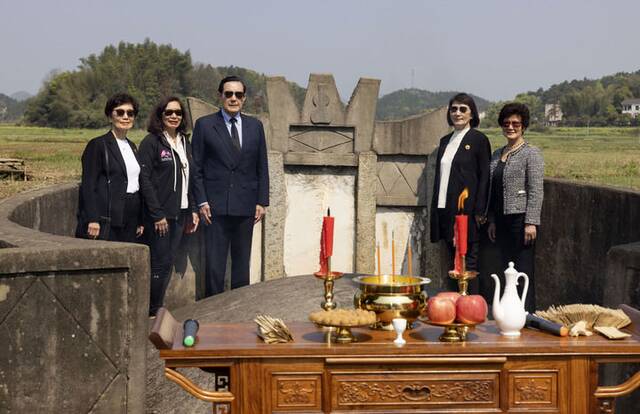 4月1日，在湖南省湘潭县茶恩寺镇双阳村马家祖墓，马英九先生与家人拍照留念。新华社记者才扬摄