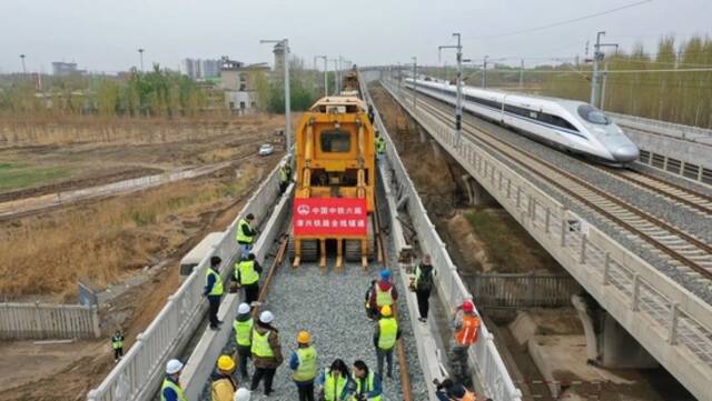 津兴铁路铺轨现场