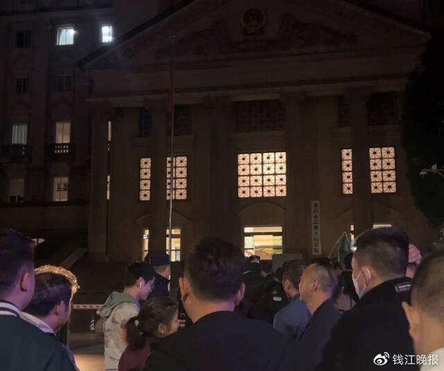 直至深夜，仍有许多热心市民不愿离去