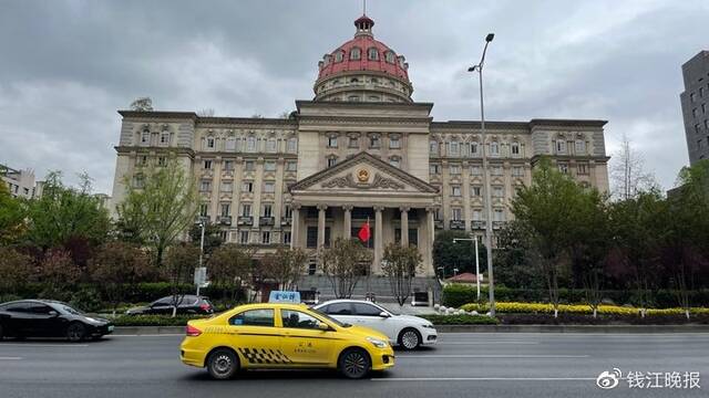 4月6日，重庆姐弟坠楼案在重庆市高级人民法院二审开庭