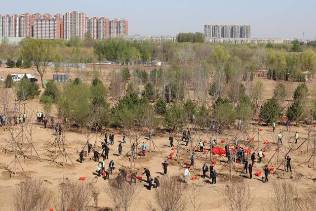4月8日，2023年共和国部长义务植树活动在北京市通州区张家湾公园举行。国家林草局供图