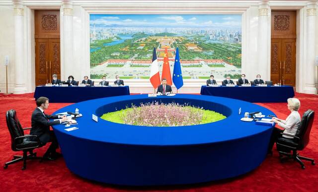 4月6日下午，国家主席习近平在北京人民大会堂同法国总统马克龙、欧盟委员会主席冯德莱恩举行中法欧三方会晤。新华社记者翟健岚摄