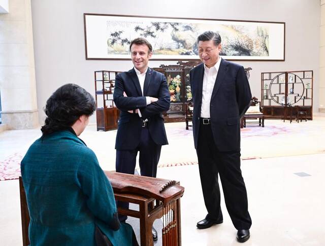 4月7日下午，国家主席习近平在广东省广州市松园同法国总统马克龙举行非正式会晤。这是两国元首在白云厅欣赏古琴演奏。新华社记者岳月伟摄