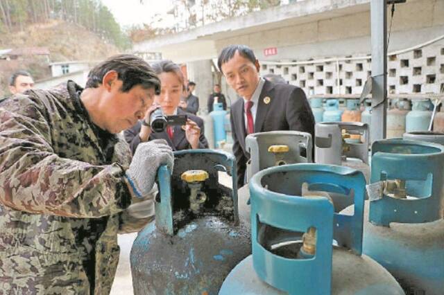 湖北省英山县检察院检察官对某液化石油气充装站进行“回头看”。