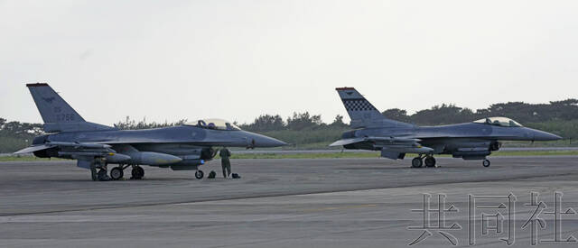 4月8日在下地岛机场紧急着陆的美军F-16战机。图自共同社