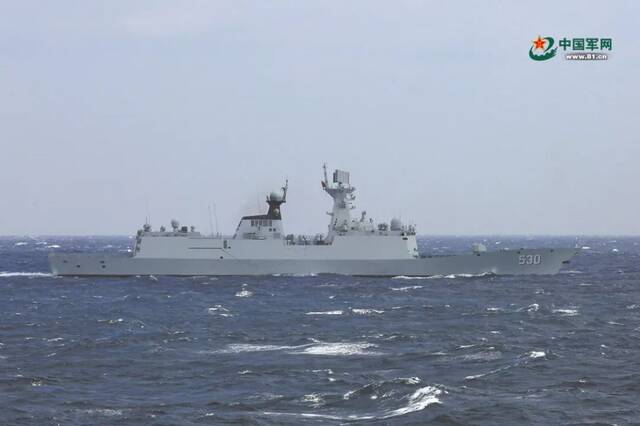 海军徐州舰在台岛以东海域进行战备警巡。王志鹏摄