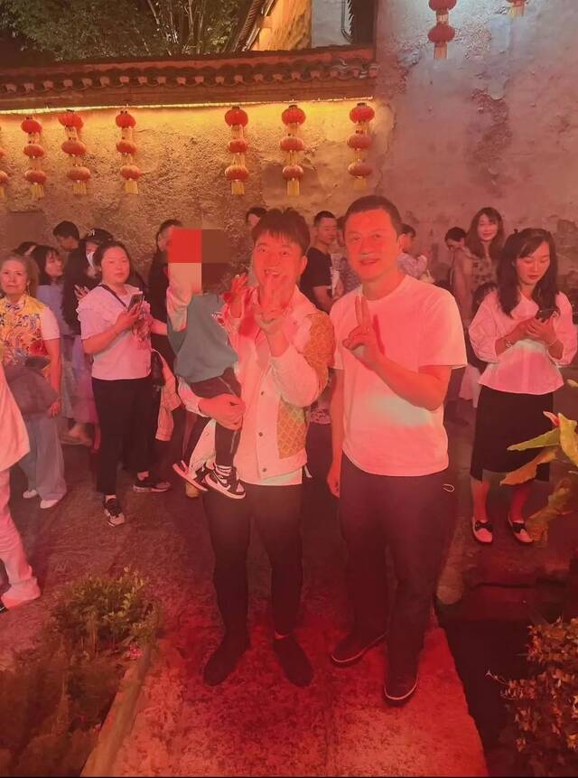 网友晒出在西昌古城偶遇李亚鹏图片来源：红星新闻