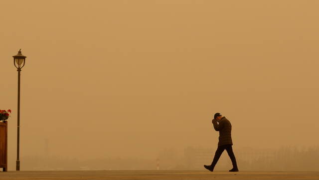 2023年3月22日，黑龙江哈尔滨迎来今年最大一场沙尘暴。城区黄沙灰尘弥漫，灰蒙蒙如在降雪。