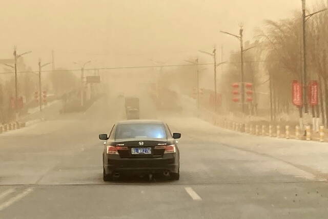 4月10日，内蒙古巴彦淖尔，受沙尘暴影响，道路上车辆稀少。