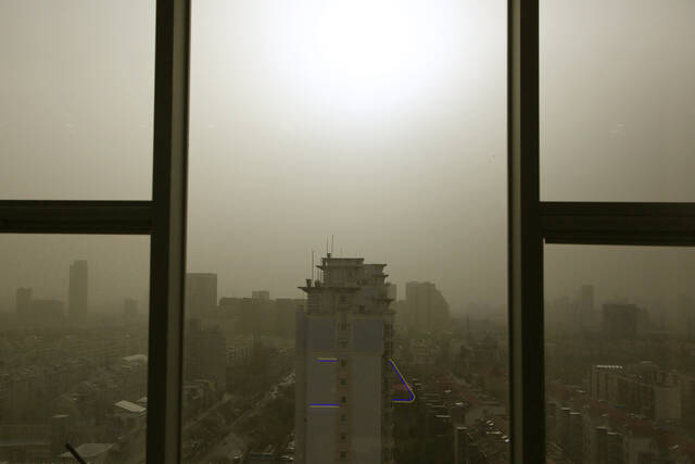 4月10日，宁夏银川，当地出现扬沙浮尘天气，城市建筑被浮尘笼罩。