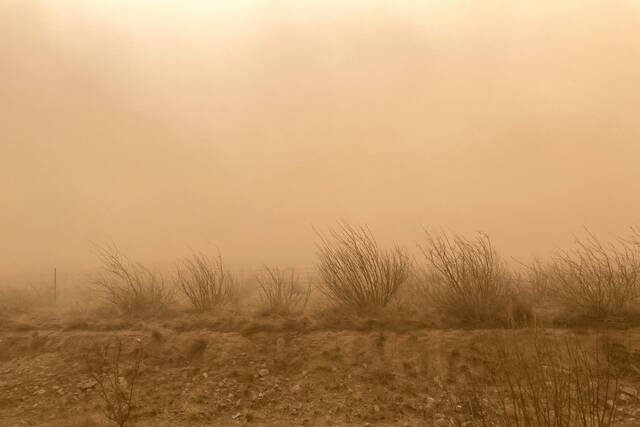 4月10日，内蒙古巴彦淖尔，大风带来沙尘暴天气。