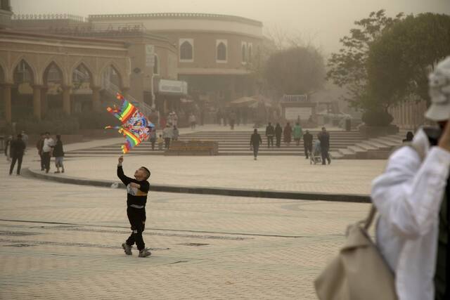 4月8日，新疆喀什古城，天空始终被沙尘笼罩。自4月3日起至4月8日，喀什地区持续了近一周的沙尘天气。