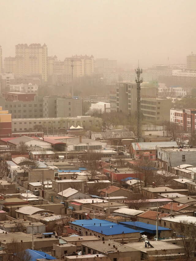 4月10日，内蒙古通辽，受北方高气压影响，沙尘暴来袭。