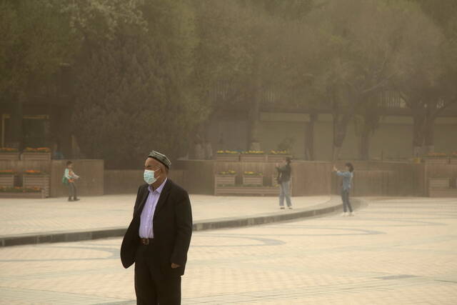 4月8日，新疆喀什古城，市民戴口罩出行。