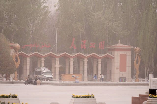 4月5日，新疆喀什迎沙尘暴天气，大部分地区能见度不足500米。