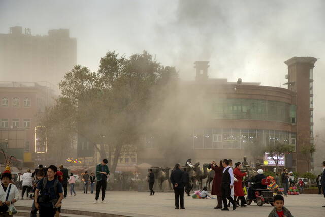 4月8日，新疆喀什古城，天空被沙尘笼罩。