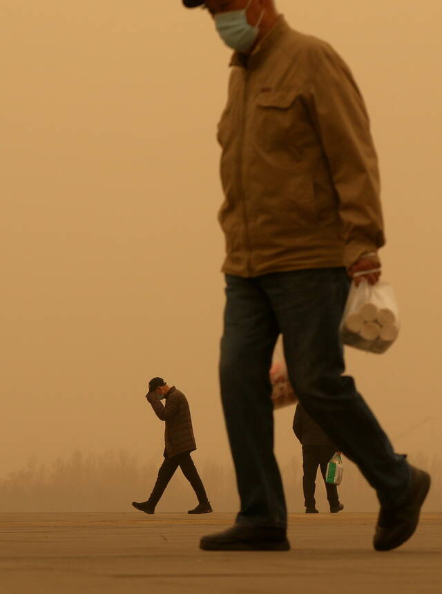 3月22日，黑龙江哈尔滨，今年最大一场沙尘暴来袭，从中午开始，空气质量指数AQI达500左右，为严重污染状态。