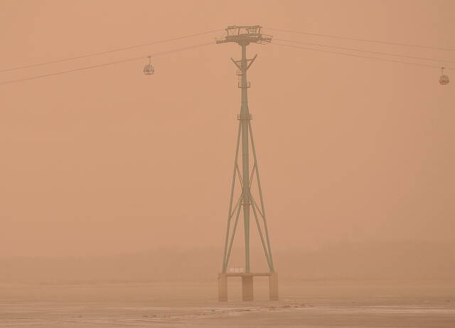 3月22日，黑龙江哈尔滨，当地出现了大风、扬沙、浮尘天气，空气中灰尘较多，能见度低。
