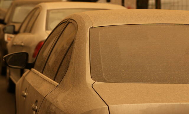 3月22日，黑龙江哈尔滨城区黄沙灰尘弥漫，室外车上落满泥斑。