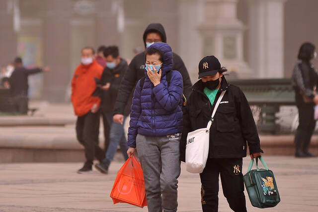 3月22日，黑龙江哈尔滨，一些外出的市民戴上了纱巾、口罩、眼镜等防风沙。