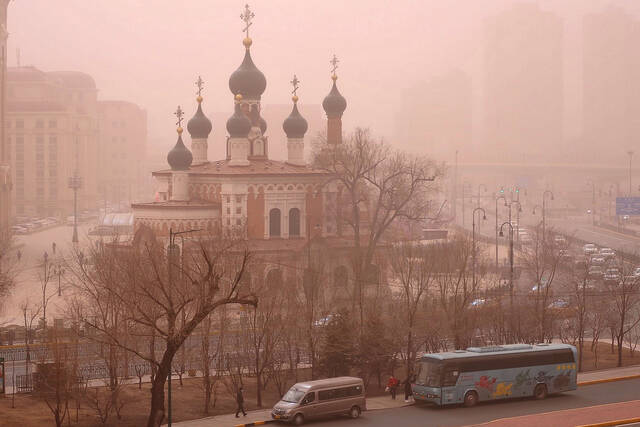 3月22日，黑龙江哈尔滨，城市被沙尘笼罩。