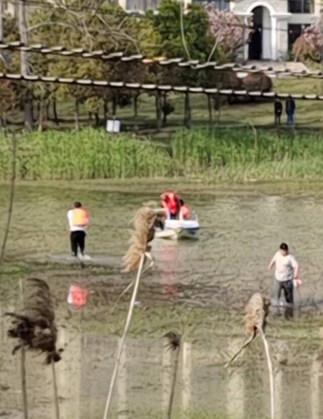 痛心！男孩吊桥上意外落水，父亲救子时溺亡