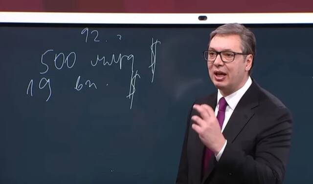 武契奇在黑板上写下数据：看看中国！