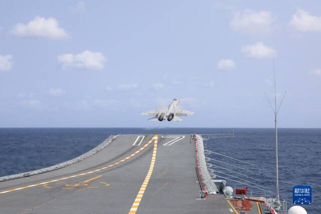 歼-15舰载机从海军山东舰起飞升空（4月9日摄）。新华社发（安妮摄）