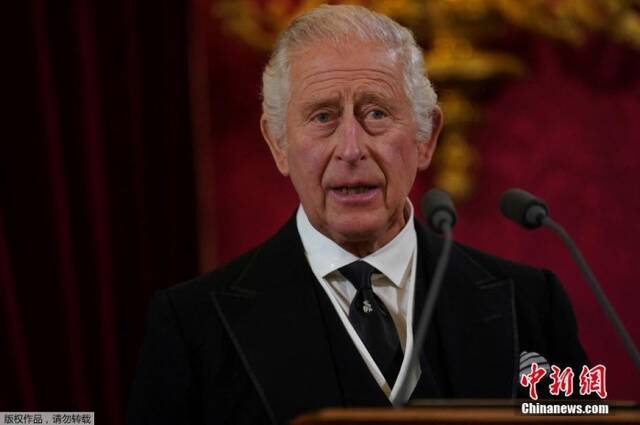 当地时间2022年9月10日，英国国王查尔斯三世在圣詹姆斯宫举行的历史性仪式上正式登基。图为英国国王查尔斯三世发表讲话。