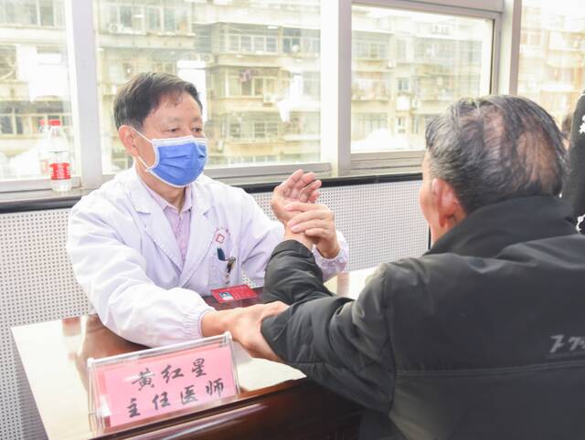 4月10日，湖南省脑科医院医生为患者进行义诊。（受访者供图）